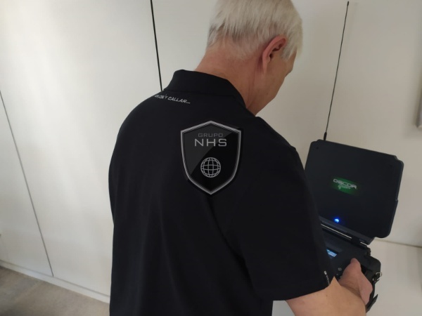 tecnico de deteccion de microfonos oucltos